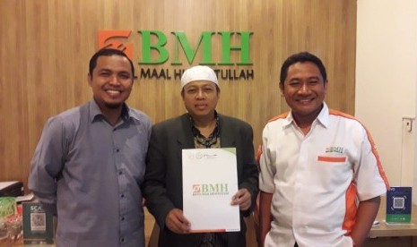 Wakil Direktur Utama Laznas BMH, Supendi; penulis buku, Irwan Kelana; dan Direktur Markom BMH, Suwito Fatah (dari kanan ke kiri).