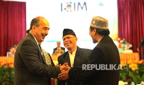 Wakil Dubes Palestina untuk Indonesia Tahir Hammad berbincang bersama sejumlah tamu undangan pada Konferensi Internasional Media Islam ( International Conference of Islamic Media-ICIM) di Jakarta, Rabu (25/5). (Republika/Rakhmawaty la'lang)