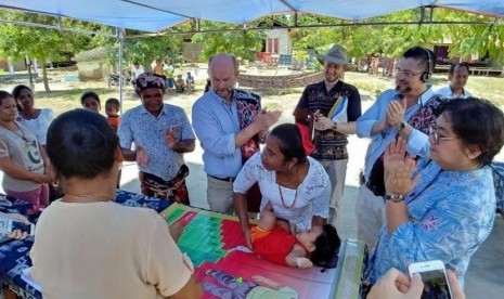 Wakil Duta Besar Australia untuk Indonesia Allaster Cox (tengah memakai selendang) mengunjungi proyek kemitraan pendidikan INOVASI serta dukungan bagi Strategi Nasional Percepatan Pencegahan Stunting Indonesia.