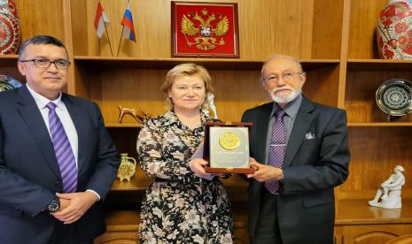 Wakil Duta Besar (Dubes) Federasi Rusia untuk Indonesia, Veronika Novoseltseva bersama Wali Nanggroe Aceh Tgk Malik Mahmud Al Haythar. 