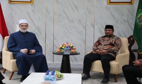 Wakil Grand Syekh Al-Azhar Kairo Prof Dr Muhammad Ad-Duwainy bertemu Menteri Agama (Menag) RI H Yaqut Cholil Qoumas di Jakarta.