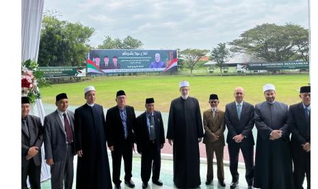 Wakil Grand Syekh al Azhar Syekh Muhammad ad-Duwainy bersama keluarga besar Pondok Modern Darussalam Gontor