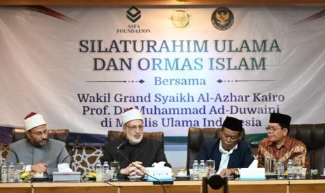 Wakil Grand Syekh Al-Azhar Kairo, Prof Dr Muhammad Ad-Duwaini (kedua dari kiri) berkunjung ke MUI. 