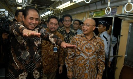 Wakil Gubernu DKI, Prijanto ( kiri), Menteri Perhubungan, Jusman Safii Djamal (kanan), dan Direktur Utama PT. Kereta Api Indonesia, Ronny Wahyudi ( tengah), saat meninjau Kereta Rel Listrik (KRL) malam, di Stasiun Manggarai, Jakarta, Senin ( 9/6) malam. PT