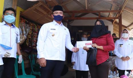 Wakil Gubernur Banten Andika Hazrumy memantau langsung bantuan pangan non tunai (BPNT) berupa kartu keluarga sejahtera (KKS) di Kecamatan Tunjungteja, Kabupaten Serang. Andika mengegaskan, seluruh program pemerintah pusat dan daerah harus tepat sasaran. 