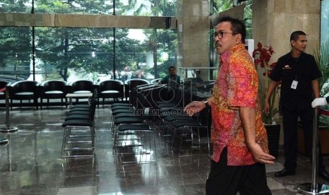  Wakil Gubernur Banten Rano Karno (tengah) datang memenuhi panggilan KPK terkait kasus suap sengketa Pilkada Lebak, di Gedung Komisi Pemberantasan Korupsi (KPK), Jakarta, Jumat (17/1). (Republika/Tahta Aidilla)