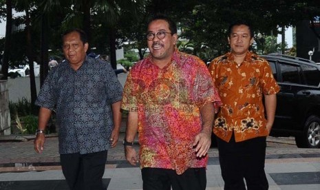  Wakil Gubernur Banten Rano Karno (tengah) datang memenuhi panggilan KPK terkait kasus suap sengketa Pilkada Lebak, di Gedung Komisi Pemberantasan Korupsi (KPK), Jakarta, Jumat (17/1). (Republika/Tahta Aidilla)