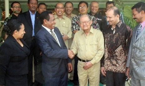 Wakil Gubernur DIY, Paku Alam IX (tiga kanan) berjabat tangan dengan Wakil PM Timor Leste, Fernando Lasama (dua kiri) usai melakukan pertemuan di Kepatihan Yogyakarta, Rabu (10/4).