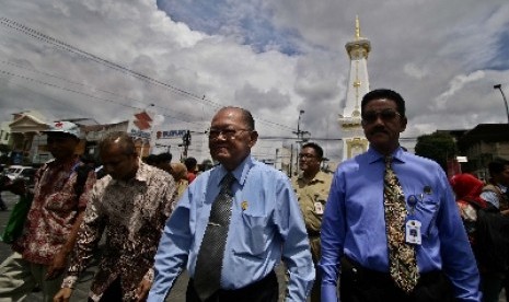 Wakil Gubernur DIY, Sri Paduka Paku Alam IX (tengah) berjalan usai peresmian Tugu Pal Putih, Yogyakarta, Selasa (18/12).