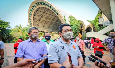 Wakil Gubernur DKI Jakarta Ahmad Riza Patria didampingi Wali Kota Jaksel Marullah Matali di Taman Margasatwa Ragunan, Ahad (9/6).