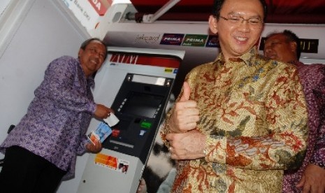 Wakil Gubernur DKI Jakarta Basuki T. Purnama atau Ahok (kanan), memberi acungan jempol ketika Direktur Utama Bank DKI Eko Budiwiyono.