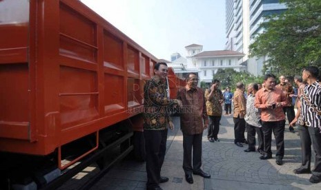 Wakil Gubernur DKI Jakarta Basuki Tjahaja Purnama bersama Presiden Asosiasi Perusahaan Minyak Lukman Mahfoedz mencoba truk sampah dihalaman Balaikota DKI Jakarta, Jakarta Pusat, Kamis (18/9). (Republika/Rakhmawaty La'lang)