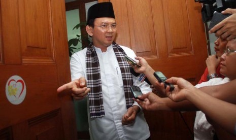 Gubernur DKI Jakarta Basuki Tjahaja Purnama melaksanakan tugas di Balai Kota, Jakarta, Jumat (16/5).