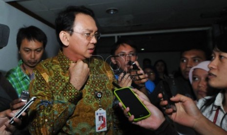 Wakil Gubernur DKI Jakarta Basuki Tjahaja Purnama saat memberikan keterangan kepada pers mengenai pengunduran dirinya di kantor Balaikota DKI, Jakarta, Rabu (10/9).  (Republika/Rakhmawaty La'lang)