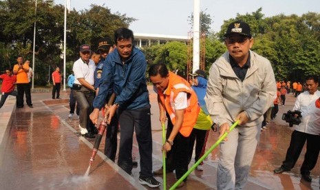 Wakil Gubernur DKI Jakarta, Djarot Saeful Hidayat bersama Walikota Jakarta Pusat, Mangara Pardede pimpin Kerja Bakti membersihkan area Tugu Proklamasi, Kel.Menteng, Jum’at (7/8). (foto : dok. Pemkot Jakpus)