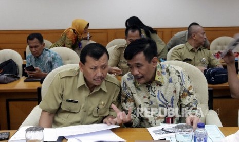 Wakil Gubernur DKI Jakarta, Djarot Saeful Hidayat (kanan) berbincang bersama Sekda Jabar Iwa Karniwa (kiri) dan sejumlah perwakilan Provinsi DKI Jakarta, Jawa Barat, Jawa Tengah dan Jawa Timur saat mengikuti rapat dengar pendapat (RDP)dengan Pansus DPR, di