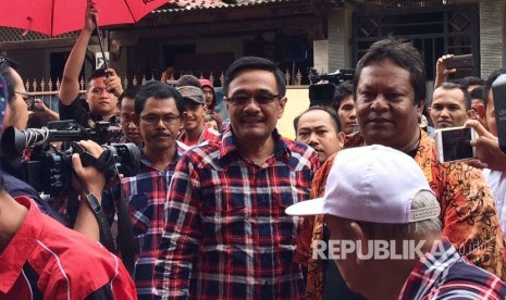 Wakil Gubernur DKI Jakarta Djarot Saiful Hidayat, didampingi Pelakon Wayang Orang, Aris (sebelah kiri Djarot), dan Ketua Adhi Budaya Jakarta, Ki Selamet (sebelah kiri Aris), dalam acara kunjungan Djarot ke Sunter, Jakarta Utara, Rabu (22/3).