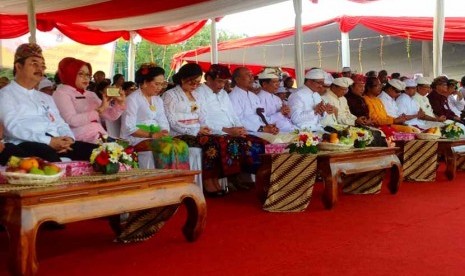 Wakil Gubernur DKI Jakarta, Djarot Saiful Hidayat (tengah), bersama sang istri menghadiri acara ogoh-ogoh di Silang Barat Monas, Jakarta, Jumat (20/3).