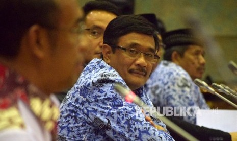 Calon Wakil Gubernur DKI Jakarta Djarot Syaiful Hidayat (tengah).