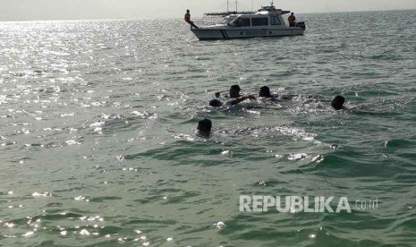 Wakil Gubernur DKI Jakarta Sandiaga Salahuddin Uno berenang setiba di Pulau Bidadari, Senin (29/1).