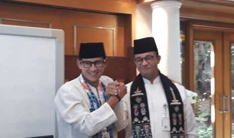 Gubernur DKI Jakarta Anies Rasyid Baswedan bersama Wakil Gubernur DKI Jakarta Sandiaga Salahuddin Uno berpelukan dan salam komando dalam momen perpisahan di Ruang Gubernur, Balai Kota DKI, Jalan Medan Merdeka Selatan, Jakarta Pusat, Jumat (10/8/2018). Sandi mundur sebagai wagub DKI untuk menjadi calon wakil presiden.