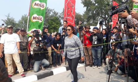 Wakil Gubernur DKI Jakarta Sandiaga Salahuddin Uno dan Menteri Kelautan dan Perikanan Susi Pudjiastuti melakukan lomba renang versus paddling di Pulau Tidung, Kepulauan Seribu, Jakarta, Sabtu (5/3). 