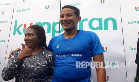 Wakil Gubernur DKI Jakarta Sandiaga Salahuddin Uno dan Menteri Kelautan dan Perikanan Susi Pudjiastuti melakukan lomba renang versus paddling di Pulau Tidung, Kepulauan Seribu, Jakarta, Sabtu (5/3).