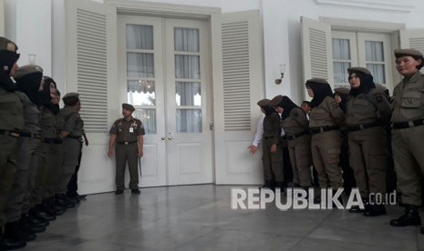 Wakil Gubernur DKI Jakarta Sandiaga Salahuddin Uno memimpin apel pagi dan memberangkatkan Tim Srikandi Satuan Polisi Pamong Praja (Satpol PP) ke Diskotek Exotic dan Karaoke Sense di Balai Kota, Jalan Medan Merdeka Selatan, Jakarta Pusat, Kamis (19/4). 