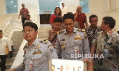 Wakil Gubernur DKI Jakarta Sandiaga Salahuddin Uno mengenakan seragam Dinas Perhubungan dan Transportasi (Dishubtrans) saat menemui para pengemudi angkot Tanah Abang di Balai Kota, Jumat (2/1).