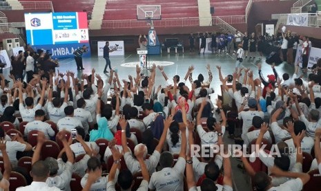 Wakil Gubernur DKI Jakarta Sandiaga Salahuddin Uno menghadiri coaching clinic NBA Junior di GOR Ciracas, Jakarta Timur, Rabu (24/1).