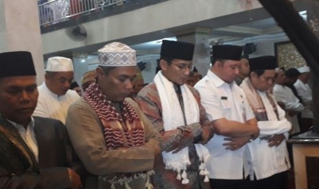 Wakil Gubernur DKI Jakarta Sandiaga Salahuddin Uno mengikuti salat sunnah gerhana bulan di Masjid al-Mubarok, Jalan Pramuka Sari III, Rawasari, Jakarta Pusat.