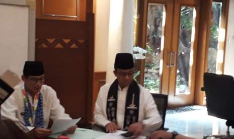 Wakil Gubernur DKI Jakarta Sandiaga Salahuddin Uno menyerahkan surat pemberitahuan berhenti kepada Gubernur DKI Jakarta Anies Rasyid Baswedan di Ruang Gubernur, Balai Kota, Jalan Medan Merdeka Selatan, Jakarta Pusat, Jumat (10/8).