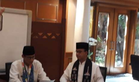 Wakil Gubernur DKI Jakarta Sandiaga Salahuddin Uno menyerahkan surat pemberitahuan berhenti kepada Gubernur DKI Jakarta Anies Rasyid Baswedan di Ruang Gubernur, Balai Kota, Jalan Medan Merdeka Selatan, Jakarta Pusat, Jumat (10/8). 