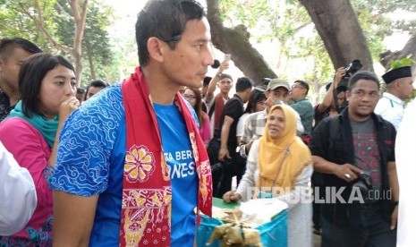 Wakil Gubernur DKI Jakarta Sandiaga Uno berenang menuju Pulau Bidadari, Kepulauan Seribu, Jakarta, Sabtu (21/4). Sandiaga menyempatkan mencoba jajanan yang disediakan di Pasar Betawi dalam kegiatan Soft Launching Pulau Bidadari. 