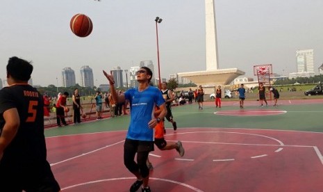 Wakil Gubernur DKI Jakarta Sandiaga Uno, bermain basket bersama warga di Lapangan Monas, Jakarta, Jumat (3/11)