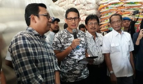 Wakil Gubernur DKI Jakarta Sandiaga Uno dengan Direktur Utama PT Food Station Tjipinang (FST) Arief Prasetyo, Ketua Koperasi Pedagang Pasar Induk Beras Cipinang (PIBC) Zulkifli Rasyid dan Kepala Badan Ketahanan Pangan (BKP) Agung Hendriadi menegaskan pasokan beras aman untuk Puasa dan Lebaran 2018 di Gudang PT FST.