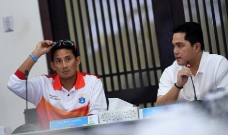 Wakil Gubernur DKI Jakarta Sandiaga Uno (kiri) dan Ketua Pelaksana INASGOC Erick Thohir memimpin rapat koordinasi di Kantor INASGOC, Jakarta, Ahad (12/11). Rapat tersebut membahas persiapan penyelenggaraan Asian Games 2018 mulai dari progres pembangunan venue, pedestrian, hingga sarana transportasi. 