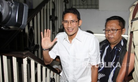 Wakil Gubernur DKI Jakarta Sandiaga Uno (kiri) menjalani pemeriksaan Direktorat Reserse Kriminal Umum Polda Metrojaya dalam kasus dugaan penipuan dan penggelapan tanah di Jakarta, Selasa (30/1). 