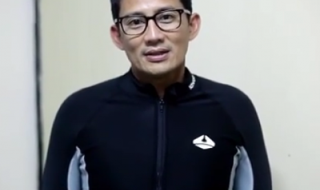 Wakil Gubernur DKI Jakarta, Sandiaga Uno memakai baju renang produk UMKM untuk dipakai bertanding melawan Menteri Perikanan dan Kelautan Susi Pudjiastuti di Festival Danau Sunter, 25 Februari mendatang.