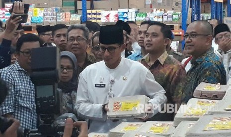 Wakil Gubernur DKI Jakarta Sandiaga Uno memantau stok pangan jelang Ramadhan Pasar Induk Kramat Jati, Jakarta Timur, Jumat (4/5).