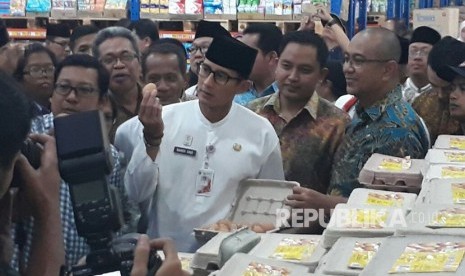 Wakil Gubernur DKI Jakarta Sandiaga Uno memantau stok pangan jelang Ramadhan Pasar Induk Kramat Jati, Jakarta Timur, Jumat (4/5).