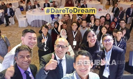 Wakil Gubernur DKI Jakarta Sandiaga Uno membantu meluncurkan sebuah kampanye sosial baru bernama #DareToDream di Indonesia Economic Forum (IEF) 2017, Kamis (23/11).