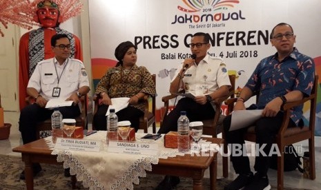 Wakil Gubernur DKI Jakarta Sandiaga Uno memberikan keterangan mengenai penyelenggaraan pesta rakyat Jakarnaval 2018 yang akan berlangsung pada Ahad (8/7).