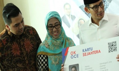 Wakil Gubernur DKI Jakarta Sandiaga Uno menerima kartu Kartu Sejahtera Ok Oce