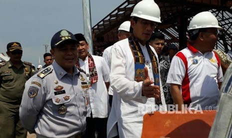 Wakil Gubernur DKI Jakarta Sandiaga Uno mengunjungi lokasi proyek rehabilitasi Pasar Ikan di Penjaringan, Jakarta Utara, Jumat (8/12). Tempat ini akan dikembangkan menjadi kawasan wisata dan diintegrasikan dengan Museum Bahari.