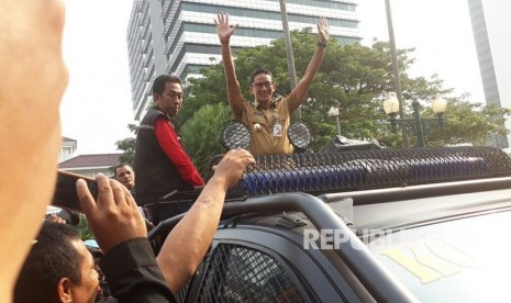 Wakil Gubernur DKI Jakarta Sandiaga Uno menyapa para demonstran dari koalisi buruh Jakarta di depan Gedung Balai Kota DKI Jakarta, Selatan (31/10). 