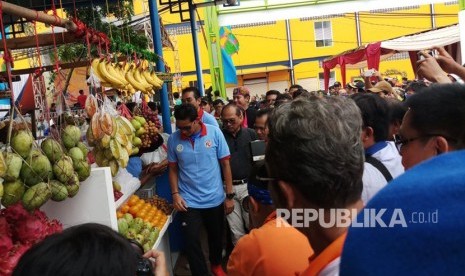 Wakil gubernur DKI Jakarta Sandiaga Uno, resmikan Lokbin Buah dan sayur Pasar Minggu, Jakarta, Sabtu (21/4) .