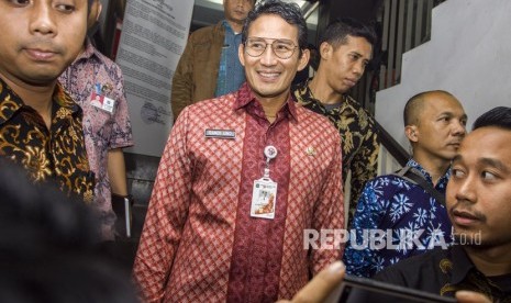 Wakil Gubernur DKI Jakarta Sandiaga Uno (tengah) keluar dari ruang pemeriksaan Direktorat Reserse Kriminal Umum Polda Metro Jaya usai diperiksa dalam kasus dugaan penipuan dan penggelapan tanah di Polda Metro Jaya, Jakarta, Kamis (18/1). 