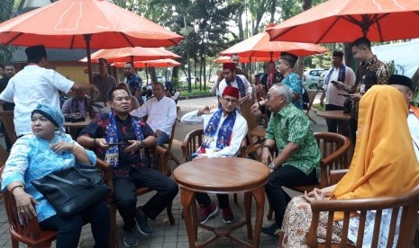 Wakil Gubernur DKI Jakarta Sandiaga Uno (tengah memakai peci merah) sedang duduk menghadiri Peresmian Kampung Betawi di Pasar Seni Taman Impian Jaya Ancol, di Jakarta Utara, Rabu (13/6).