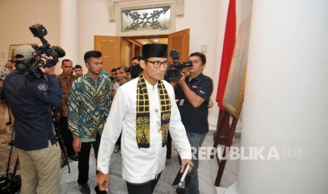 Wakil Gubernur DKI Jakarta Sandiaga Uno usai melakukan rapat mengenai perkembangan proyek MRT di Balai Kota Jakarta, Kamis (19/10). 